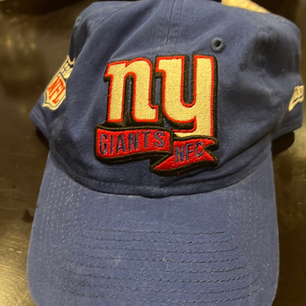 New York Giants golf hat.